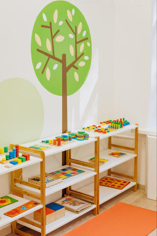 uno scaffale per giocattoli aperto che espone vari giocattoli di legno