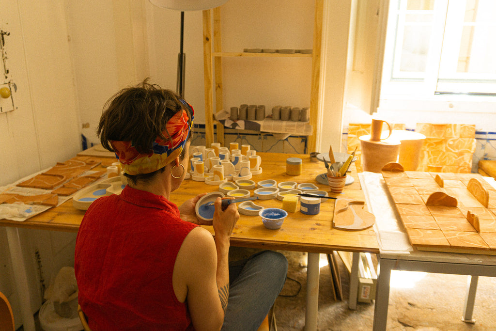 Tatiana dans son atelier de céramique à Lisbonne