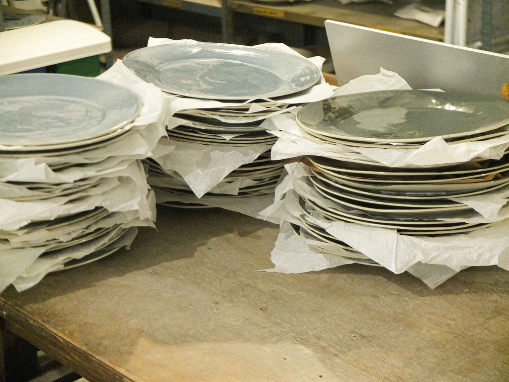 Les assiettes plates en céramique Pura prêtes à être vendues