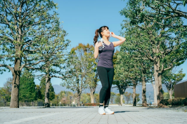 汗を拭く運動後の女性