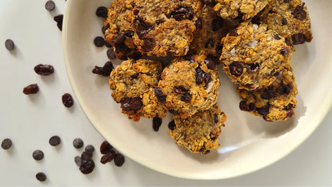 Närbild på oatmeal cookies på ett fat