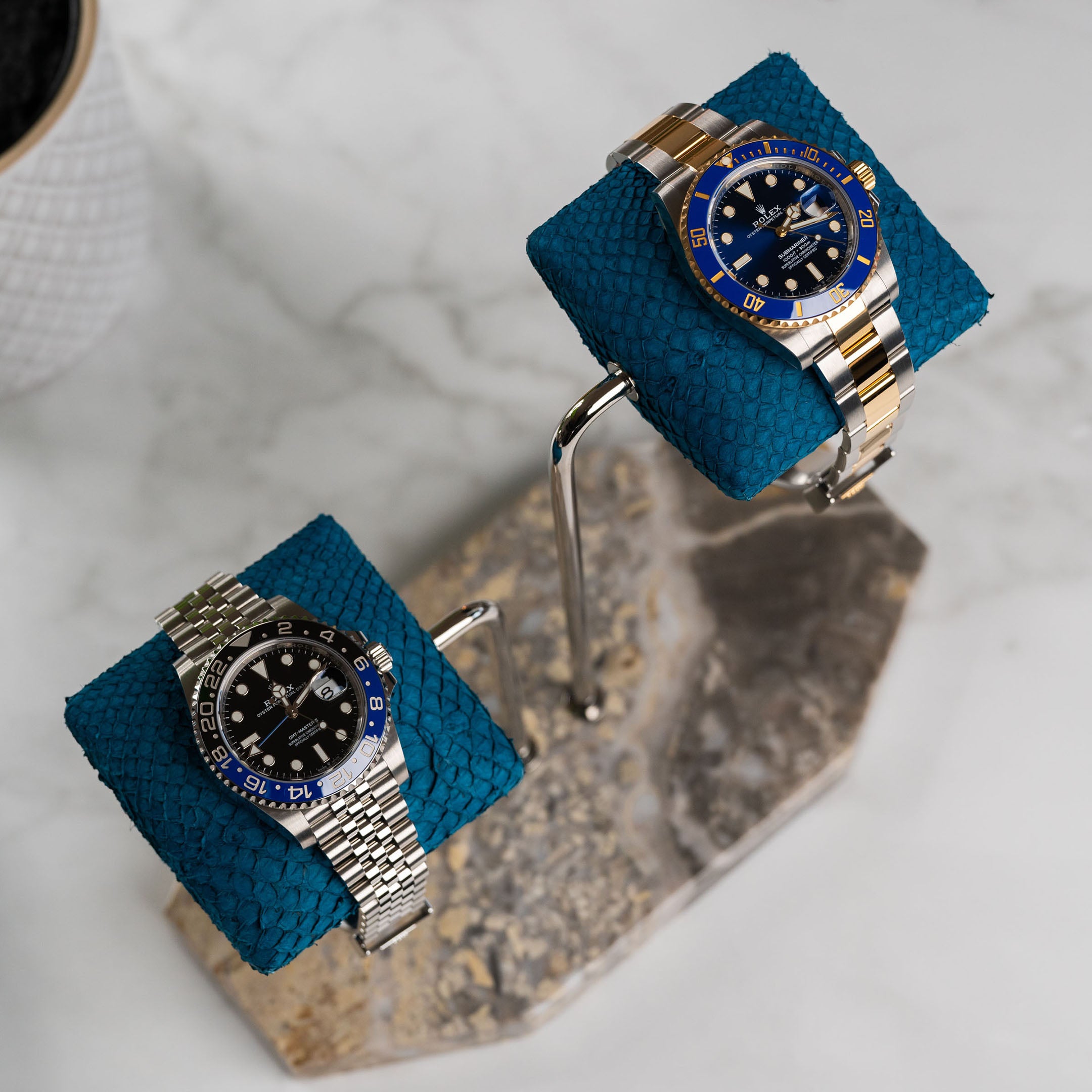 IFLW Cerulean Salmon Watch Stand