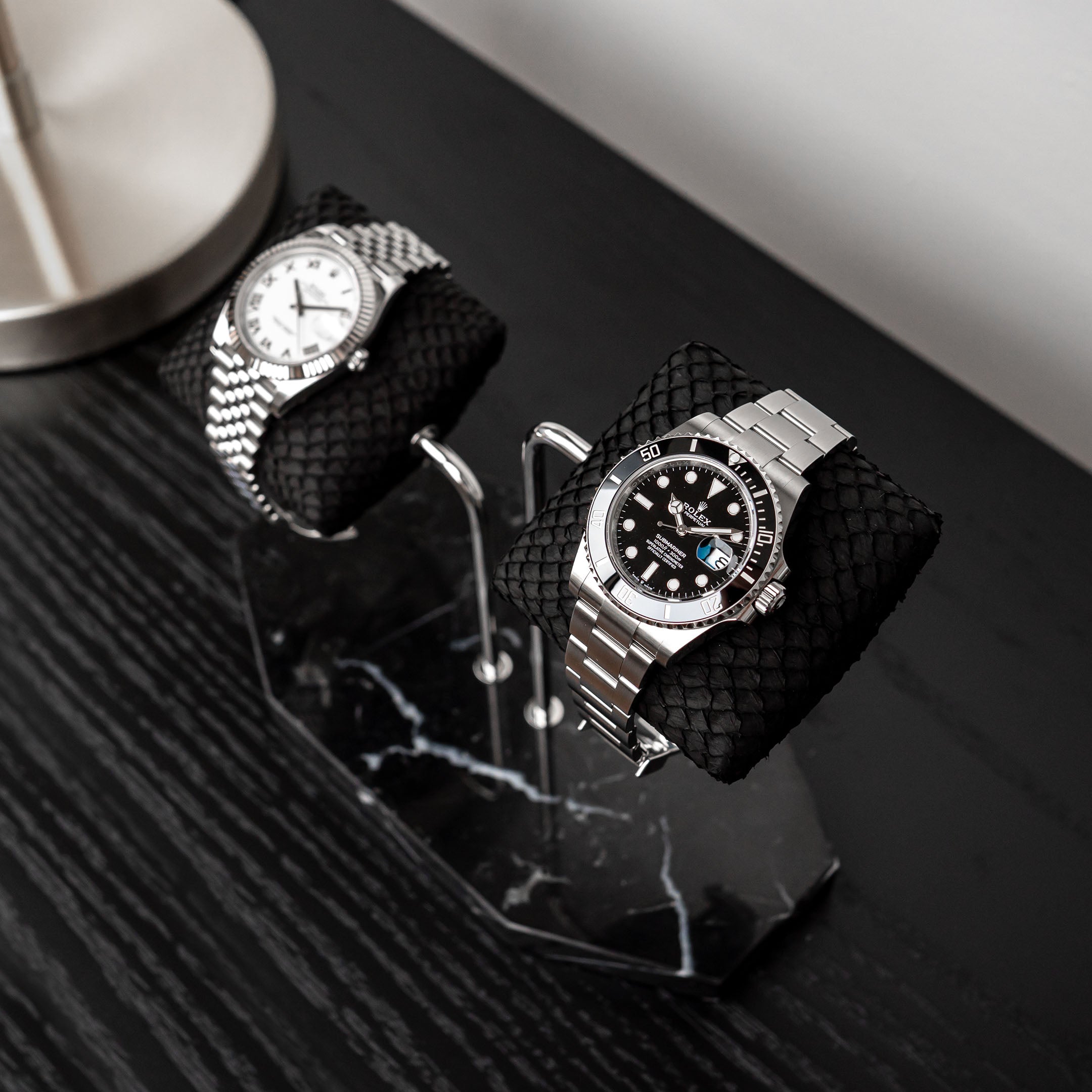 IFLW Midnight Salmon watch stand double