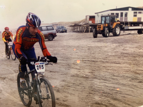 Een van de eerste strandraces op een omgebouwde strandfiets