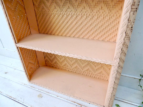 アメリカ製・ベビーピンク色の2段式・アンティーク・ウィッカーシェルフ/飾り棚