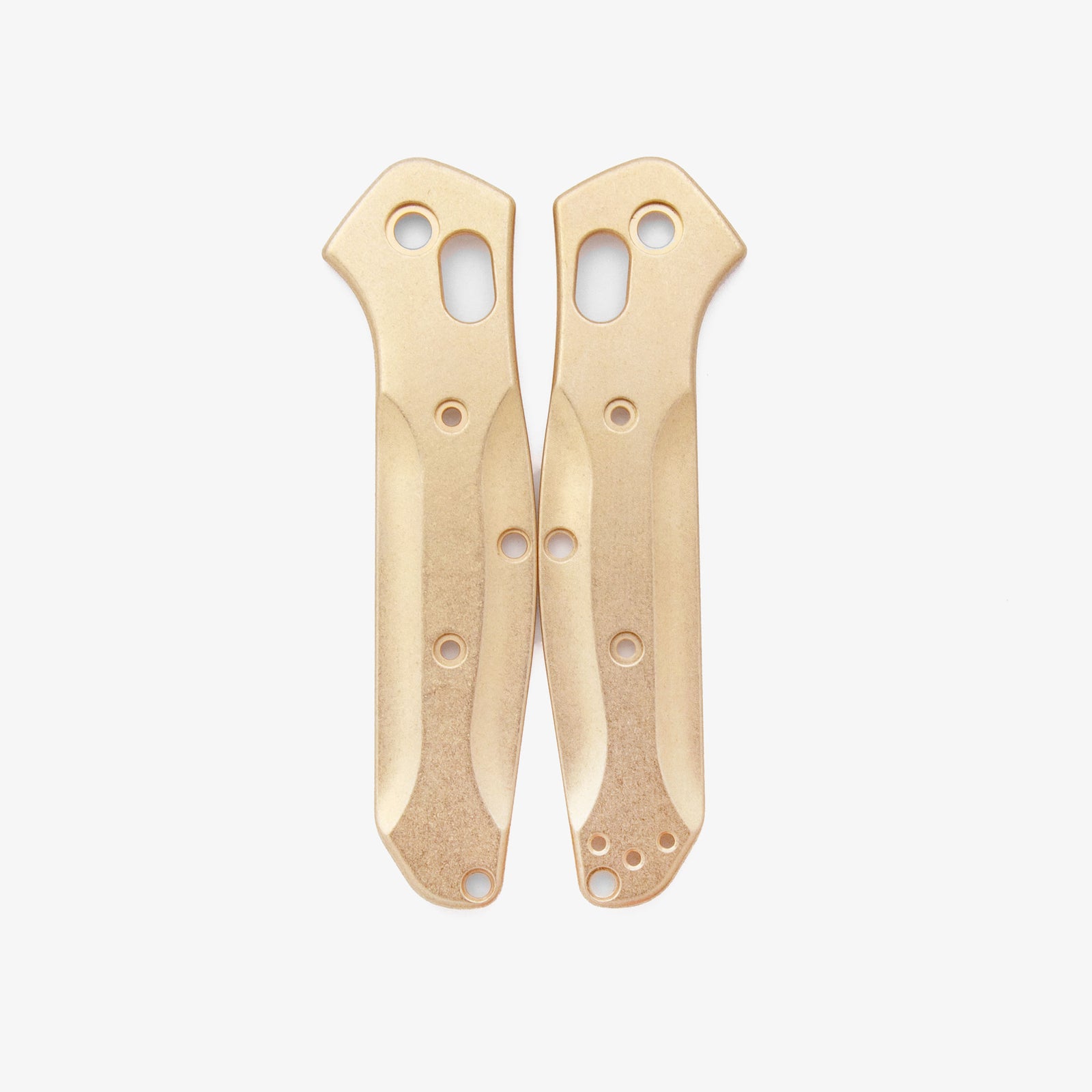 https://cdn.shopify.com/s/files/1/0624/9696/4860/products/benchmade-945-brass-scales-front_1600x.jpg?v=1689007664