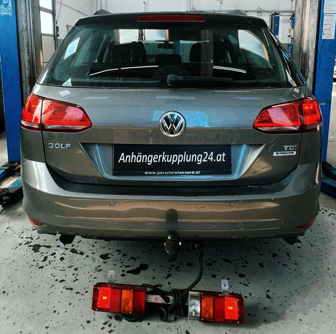 Nachrüstung einer starren AUTO-HAK Anhängerkupplung am  VW GOLF VII Variant