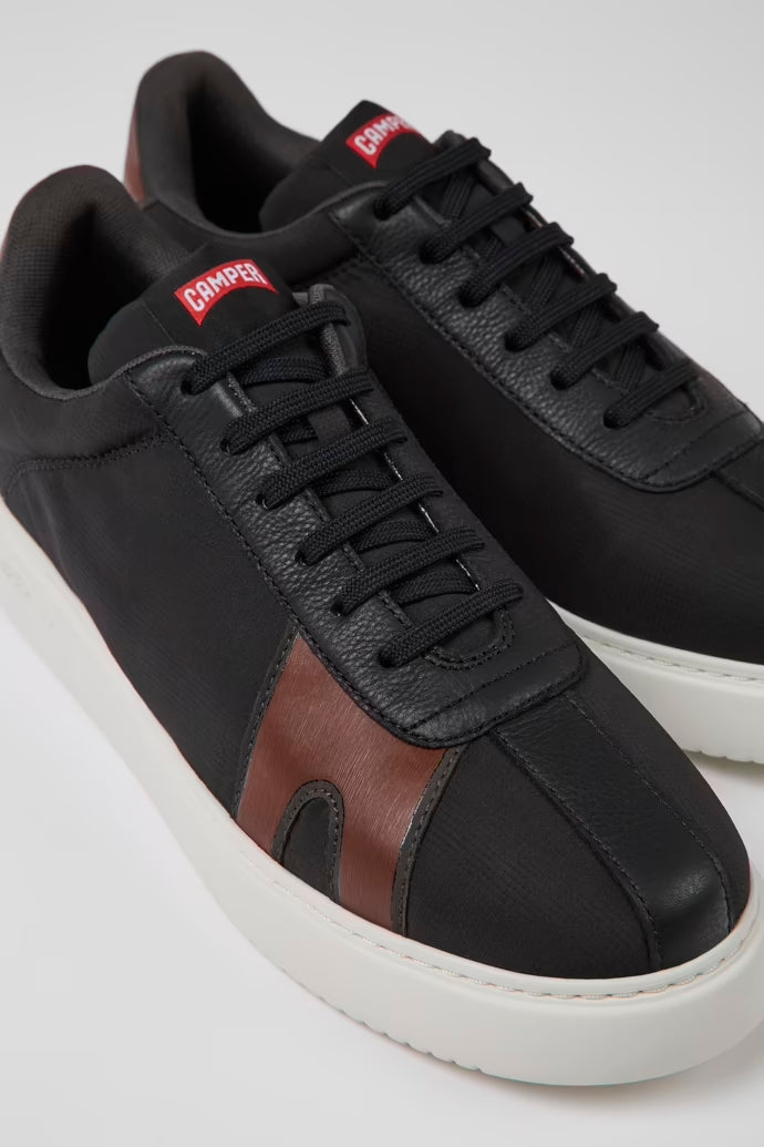 de la marca CAMPER modelo Runner K21 Sneakers negras y rojas de color Black – Tascon