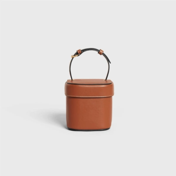 Celine▫𝐓𝐑𝐈𝐎𝐌𝐏𝐇𝐄 𝐂𝐀𝐍𝐕𝐀𝐒 Medium Bucket BagUpper body pictu