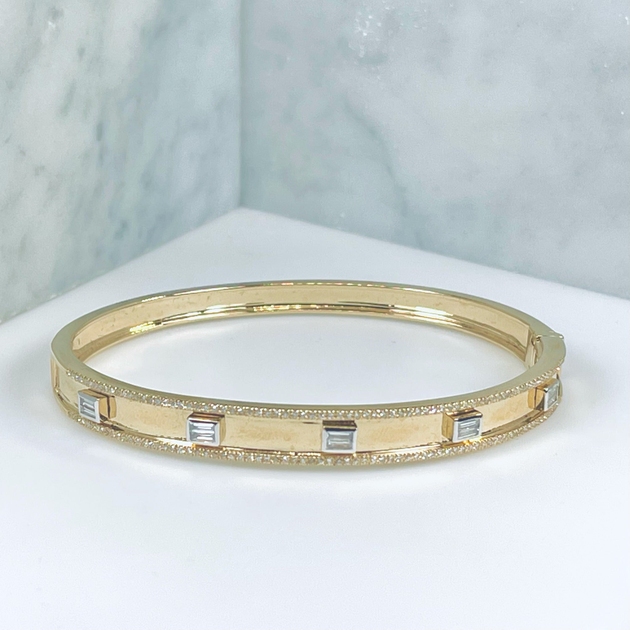 WD849 14kt yellow gold oval open bangle