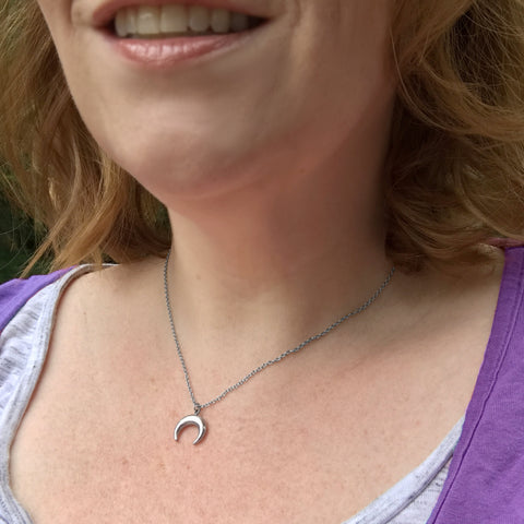 Woman wearing an 18 inch necklace chain