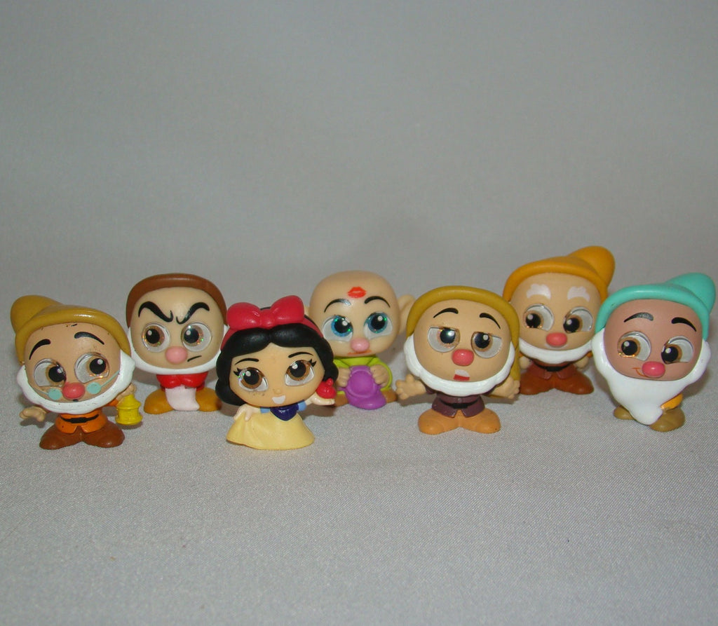 Disney Doorables Snow White Dopey Grumpy Happy Sneezy Doc And Bashf Geekedouttoys 