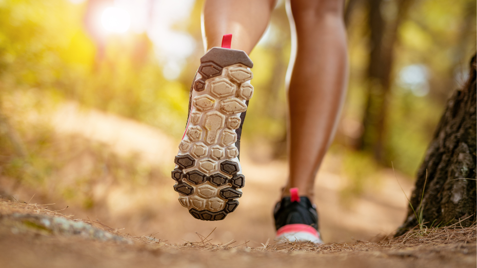 Im Wald joggen trotz Sprunggelenkinstabilität