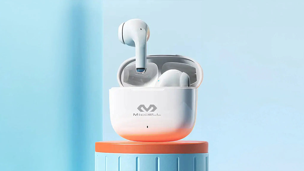 Audífonos blanco sobre mesa color naranja TWS de la marca Miccell