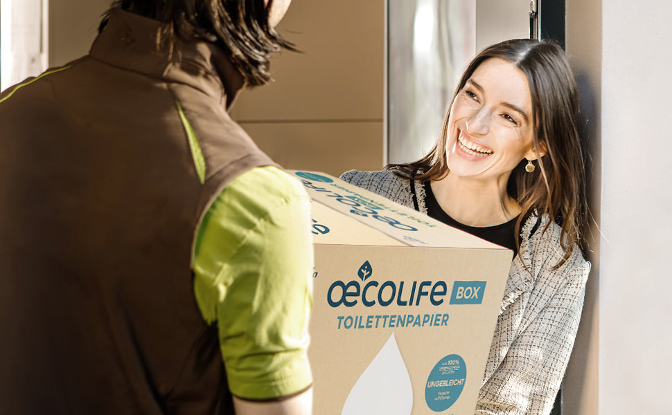 Paketbote übergibt einer glücklichen Kundin die oecolife Toilettenpapier Box UNGEBLEICHT