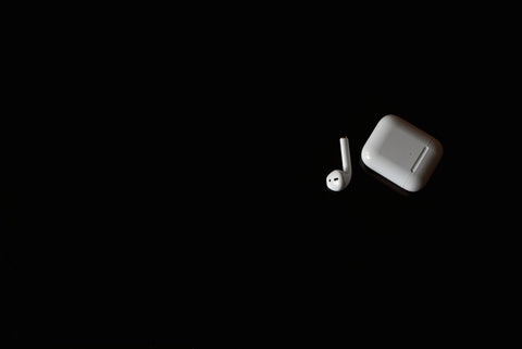 AirPods und schwarzer Hintergrund