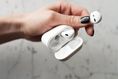 Frau setzt AirPods zurück