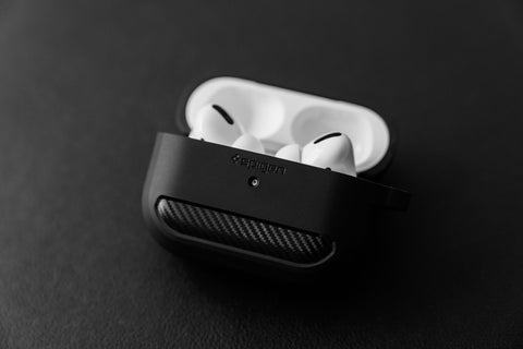 AirPods in schwarzem Ladecase