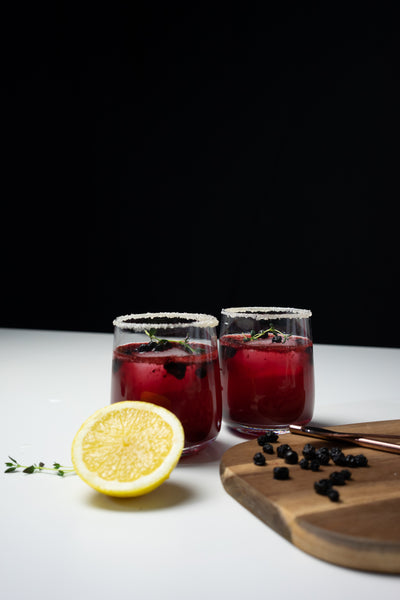 Blueberry Thyme Smash Cocktailrezept | Old Soggy Spiced Bourbon