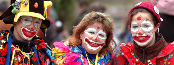 Eine Gruppe Clowns beim Karneval