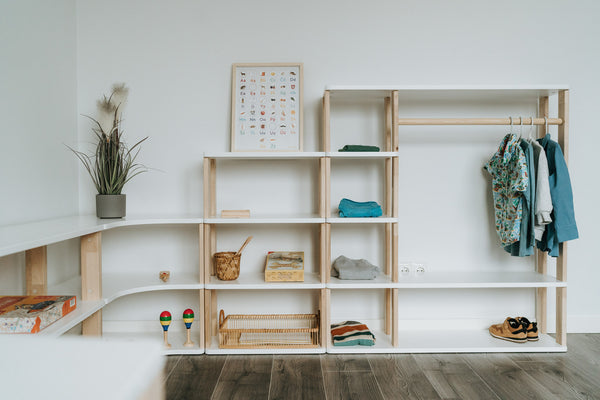 Montessori Garderobe in Verbindung mit unseren modularen Kinderregalen