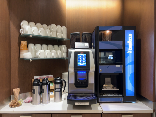 カルガリー国際空港 国内線 Maple Leaf Lounge　ドリンク