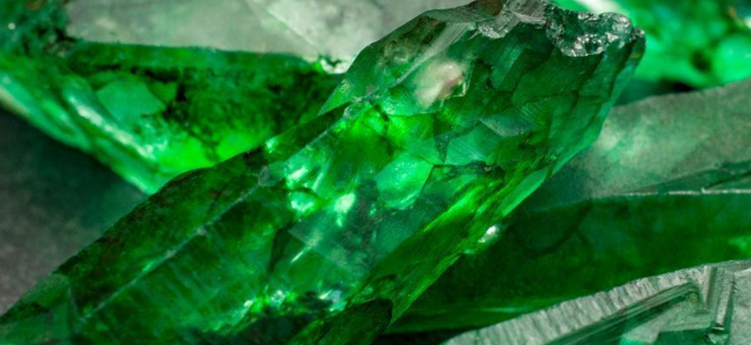 natural raw emerald gemstones for taurus birthstone zodiac crystal