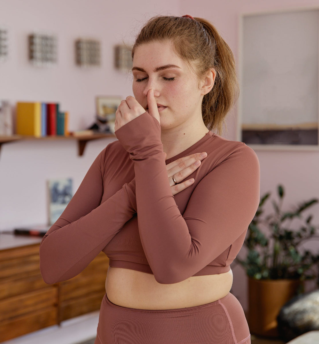 woman using breathwork to induce a hypnotic and medatative state learning how to automatic journal for mental health 