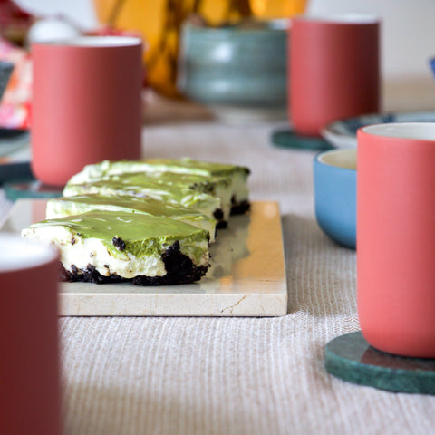 Matcha cheescake op marmeren plank