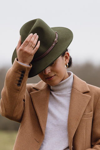 A woman wearing a green Christys' Crushable Safari hat