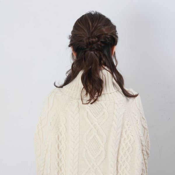 残った髪を三等分して、両サイドの毛束を真ん中の毛束の上で一度紐のようにむすび、真ん中の毛束と合わせて何度か三つ編みをしてゴムでとめる。