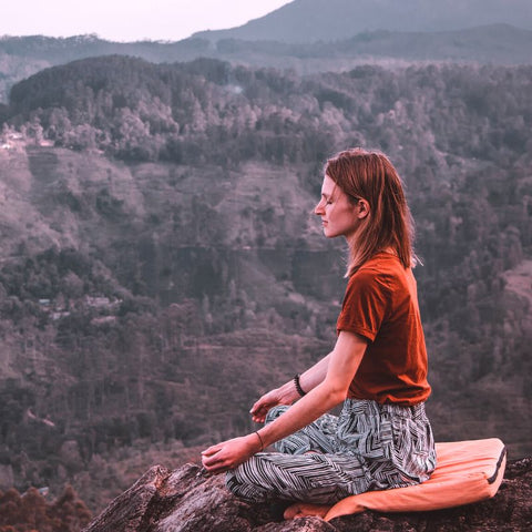 femme médite en montagne