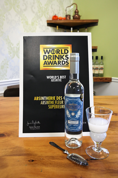 L'absinthe Fleur Bleue de l'Absintherie des Cantons, lauréate du prix de la meilleure absinthe aux World Drink Awards