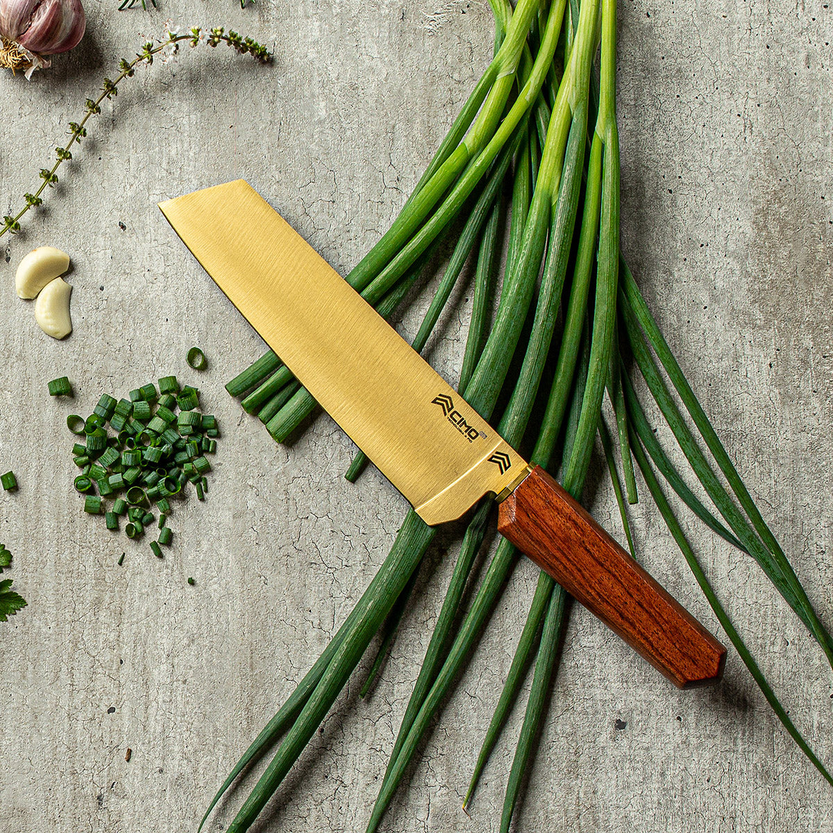 Imagem de faca Santoku com alimentos picados