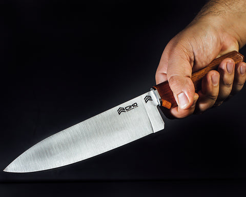 Imagem de pessoa segurando faca Oiti