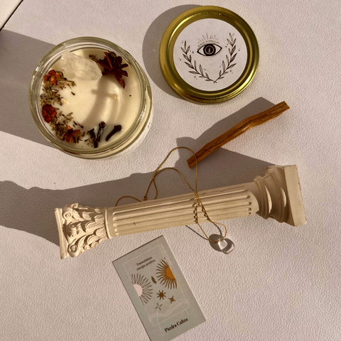 Foto de Kit Aura: Vela aromática de cera de soya 240 g + joyería energética con cuarzos + vara de madera de Palo Santo.