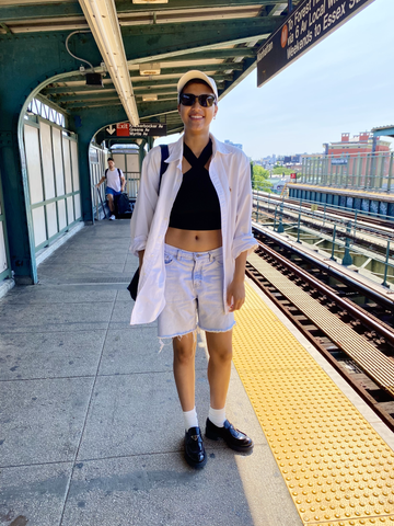 Senia Cade (@senia.cade) waiting for the L train