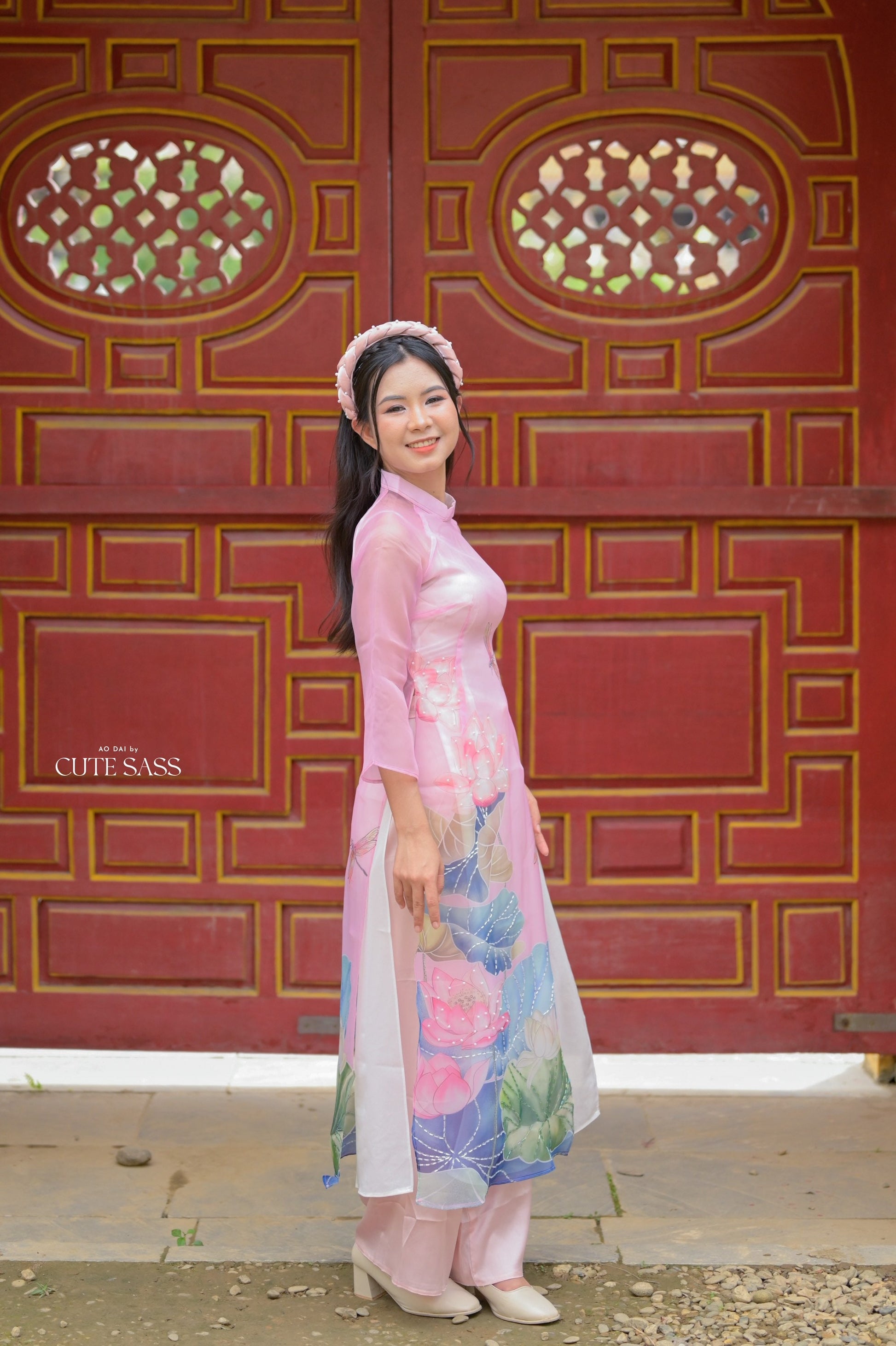 Áo dài là trang phục truyền thống đẹp nhất của phụ nữ Việt Nam. Hãy nhìn vào hình ảnh để chiêm ngưỡng sự tinh tế của áo dài!