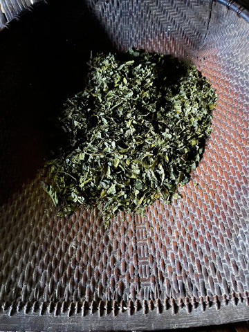 pan-roasted wild tea leaves
