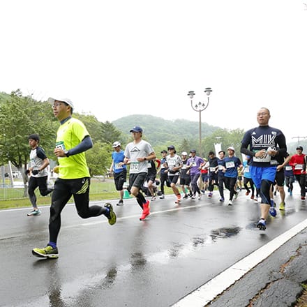 雨天の中走る参加者たち