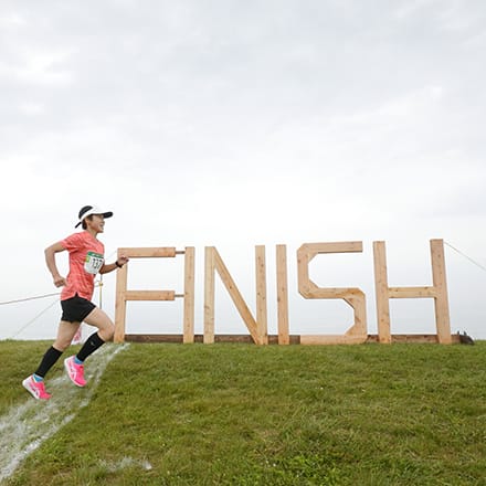 「FINISH」と書かれたゴールに到達する参加者