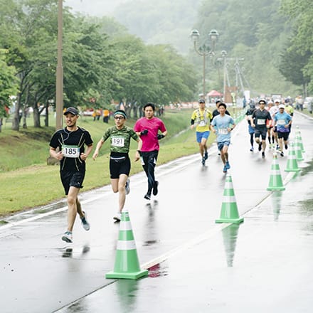 濡れた路面を走る参加者たち