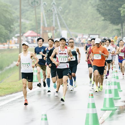 笑顔で走る参加者たち