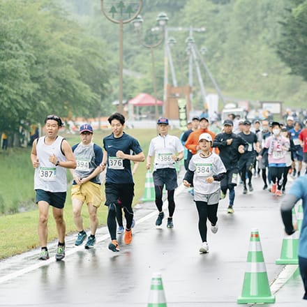 濡れた路面を走るたくさんの参加者たち