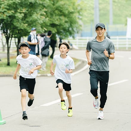 大迫傑さんと走る男の子2人