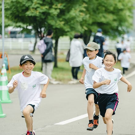 笑顔で走る子供達