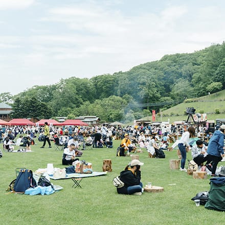 ゴールピクニック会場全景、手前には芝生に座りくつろぐ人々
