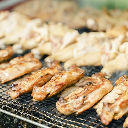 網の上で焼かれる肉