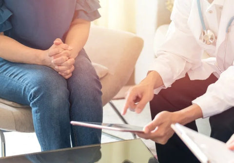 Mulher em consulta médica com profissional de saúde, tema relacionado aos tipos de HPV.