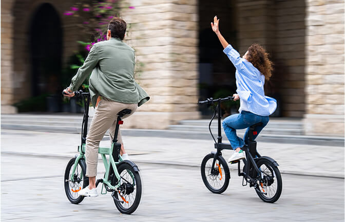 2 people commute with e-bikes